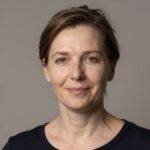 Портрет уверенного российского бизнесмена на нейтральном фоне, символизирующий надежность и профессионализм казино 1win